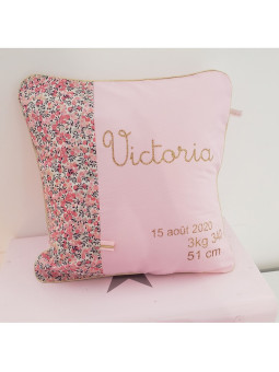 Coussin de naissance 40x40 cm liberty Wiltshire pois de senteur et rose poudré