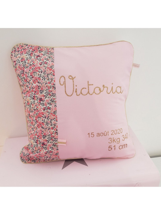 Coussin de naissance 40x40 cm liberty Wiltshire pois de senteur et rose poudré