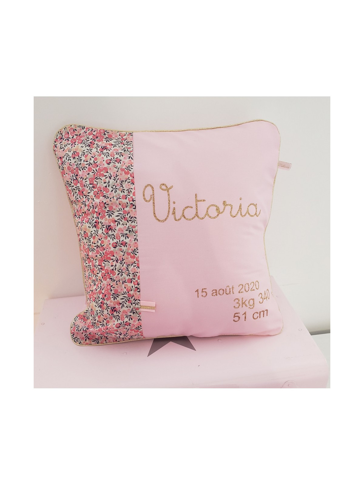 Coussin de naissance 40x40 cm liberty Wiltshire pois de senteur et rose poudré