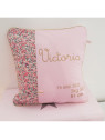Coussin de naissance 40x40 cm liberty Wiltshire pois de senteur et rose poudré