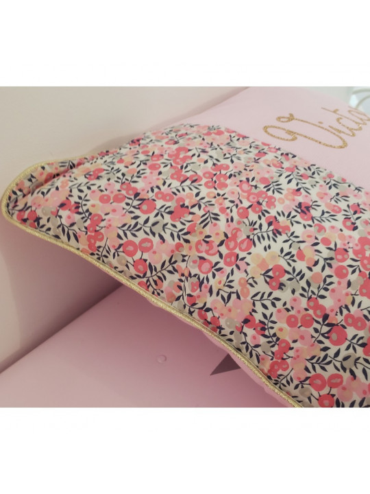 Coussin de naissance 40x40 cm liberty Wiltshire pois de senteur et rose poudré