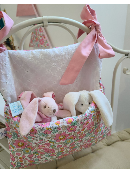 Range-pyjama ou doudous à accrocher au lit en liberty et broderie anglaise