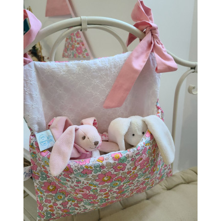 Range-pyjama ou doudous à accrocher au lit en liberty et broderie anglaise