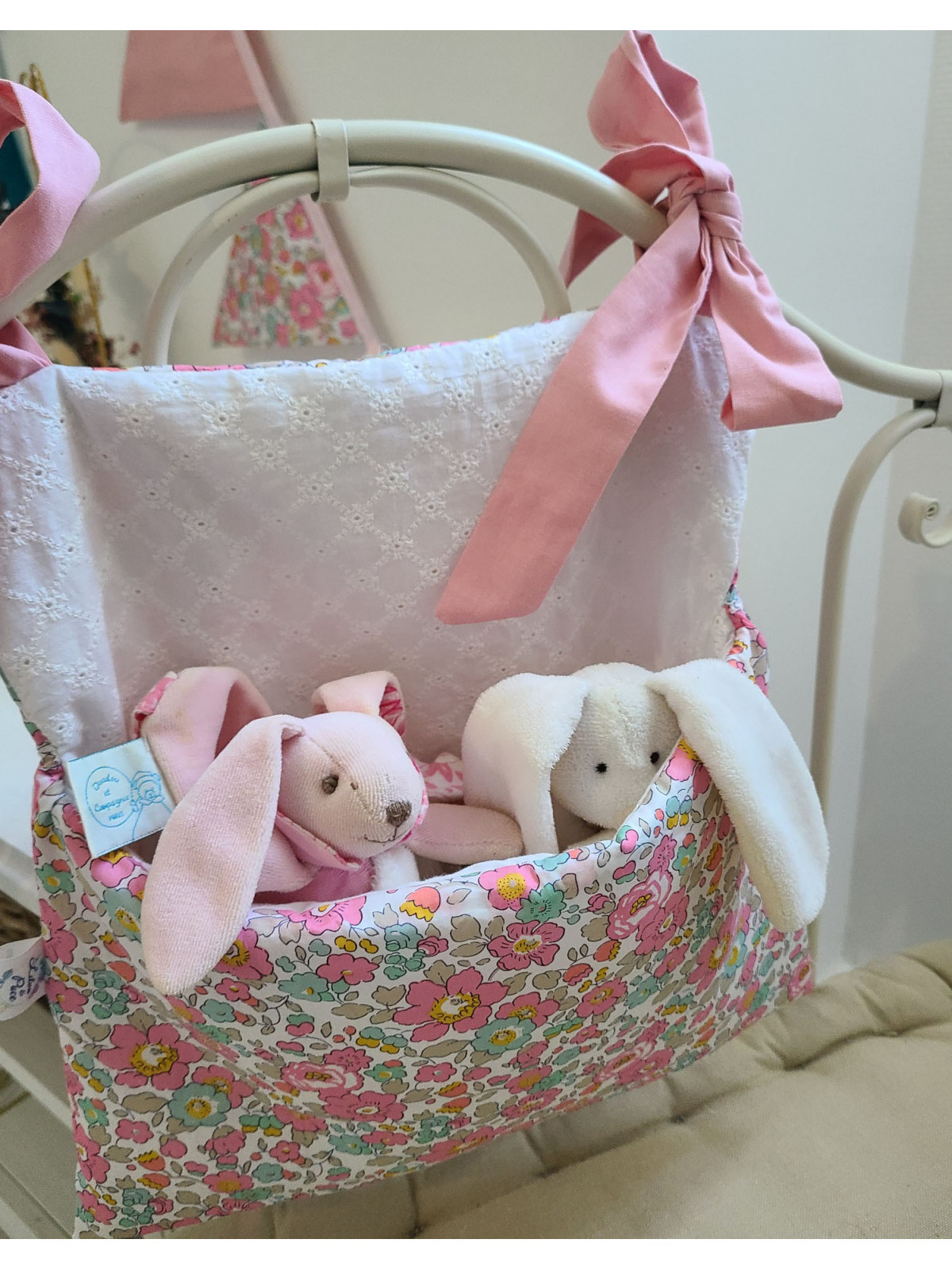 Range-pyjama ou doudous à accrocher au lit en liberty et broderie anglaise