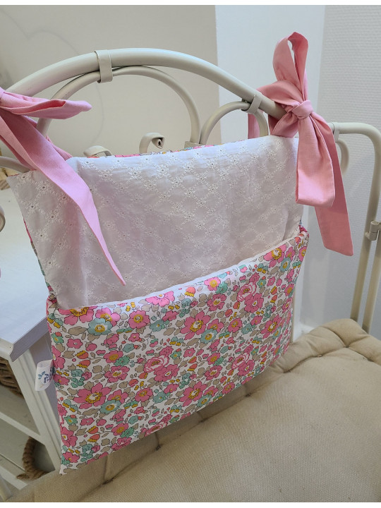 Range-pyjama ou doudous à accrocher au lit en liberty et broderie anglaise