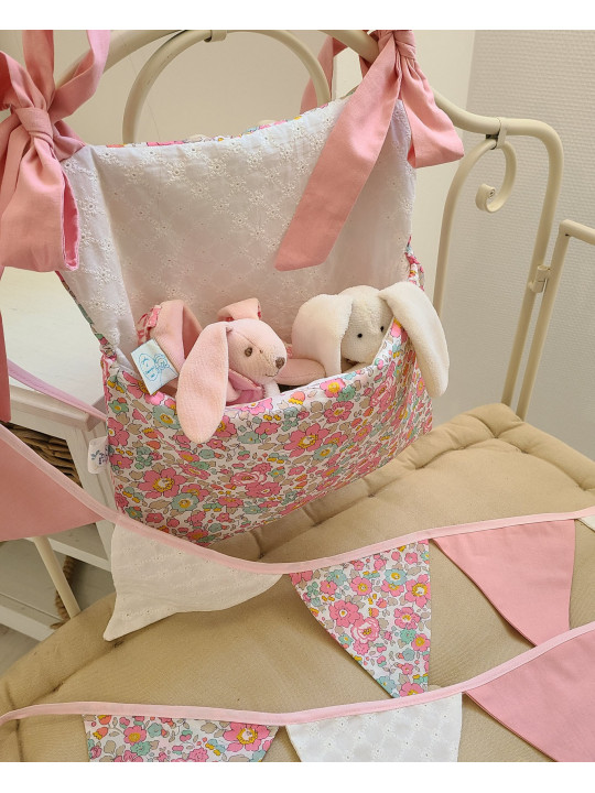 Range-pyjama ou doudous à accrocher au lit en liberty et broderie anglaise