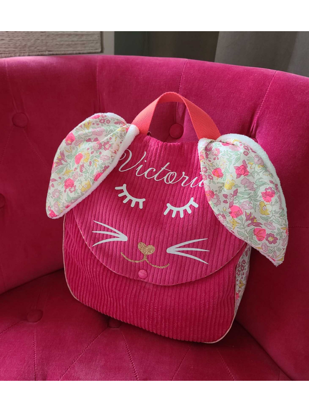 Sac à dos petit lapin maternelle / crèche velours et liberty coeurs fluos personnalisé