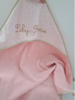 Cape de bain personnalisée broderie anglaise et éponge de bambou