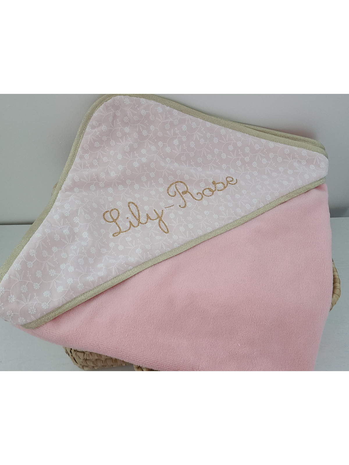 Cape de bain personnalisée broderie anglaise et éponge de bambou