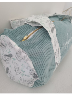 Sac bowling (sac week-end) en velours céladon et petits animaux, personnalisé