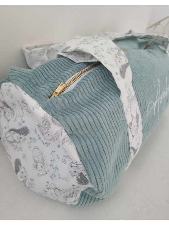 Sac bowling (sac week-end) en velours céladon et petits animaux, personnalisé