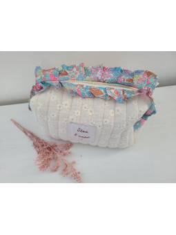 Trousse de toilette "Sème l'amour" en broderie anglaise matelassée et froufrous liberty