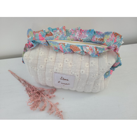 Trousse de toilette "Sème l'amour" en broderie anglaise matelassée et froufrous liberty
