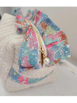 Trousse de toilette "Sème l'amour" en broderie anglaise matelassée et froufrous liberty