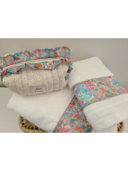 Trousse de toilette "Sème l'amour" en broderie anglaise matelassée et froufrous liberty