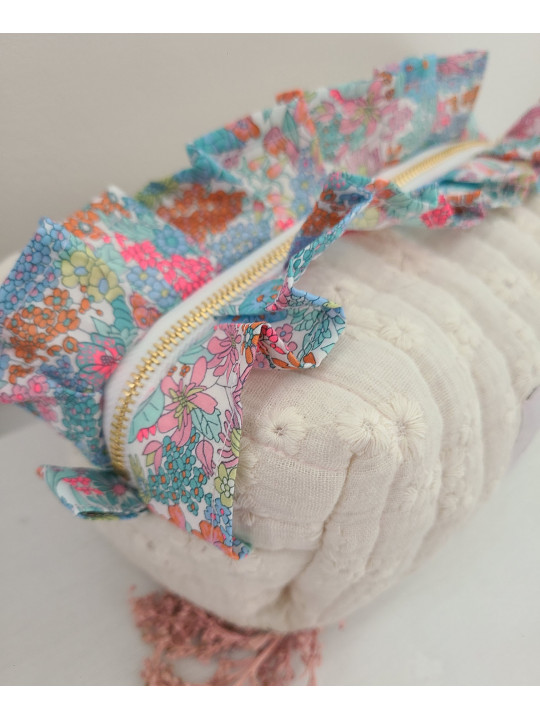 Trousse de toilette "Sème l'amour" en broderie anglaise matelassée et froufrous liberty