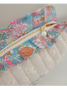 Trousse de toilette "Sème l'amour" en broderie anglaise matelassée et froufrous liberty