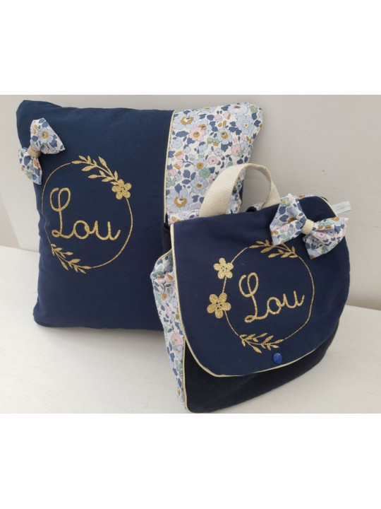 Coussin prénom dans couronne florale 40x40 cm liberty Betsy denim (ou coussin de sieste)