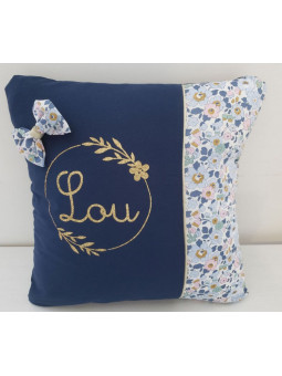 Coussin prénom dans couronne florale 40x40 cm liberty Betsy denim (ou coussin de sieste)