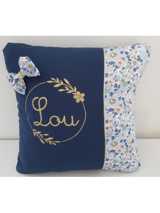 Coussin prénom dans couronne florale 40x40 cm liberty Betsy denim (ou coussin de sieste)