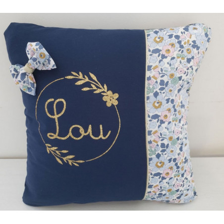 Coussin prénom dans couronne florale 40x40 cm liberty Betsy denim (ou coussin de sieste)