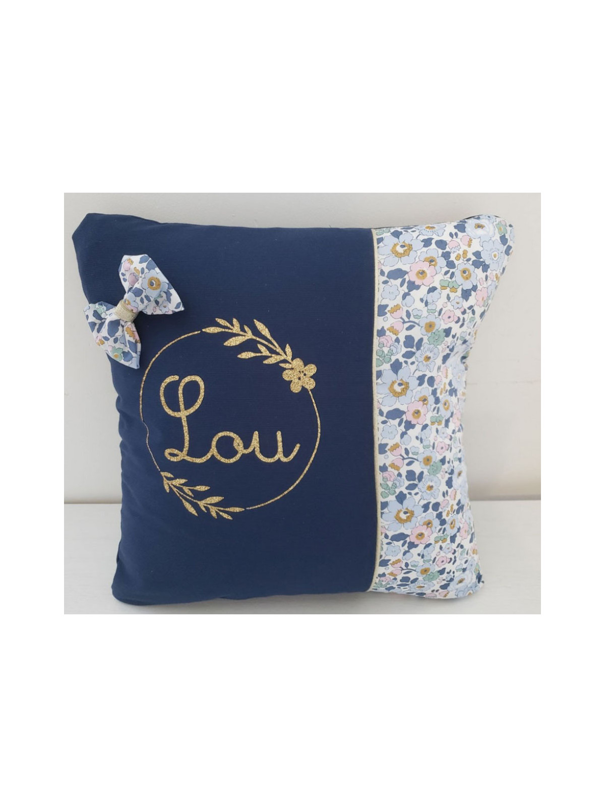 Coussin prénom dans couronne florale 40x40 cm liberty Betsy denim (ou coussin de sieste)