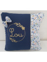 Coussin prénom dans couronne florale 40x40 cm liberty Betsy denim (ou coussin de sieste)