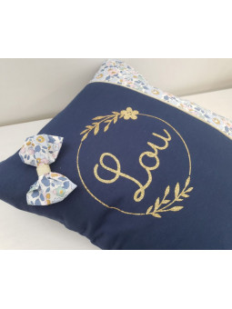 Coussin prénom dans couronne florale 40x40 cm liberty Betsy denim (ou coussin de sieste)