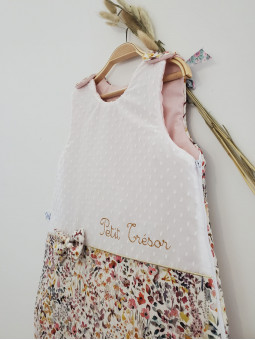 Gigoteuse "Petit Trésor" hiver personnalisée, plumetis et liberty Felda