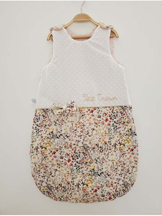 Gigoteuse "Petit Trésor" hiver personnalisée, plumetis et liberty Felda