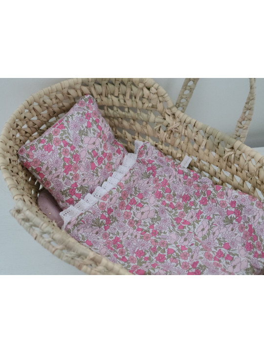 Couffin de poupée en feuilles de palmier et linge en liberty Poppy and Daisy