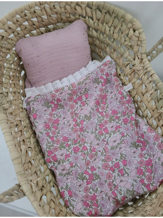 Couffin de poupée en feuilles de palmier et linge en liberty Poppy and Daisy