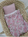 Couffin de poupée en feuilles de palmier et linge en liberty Poppy and Daisy