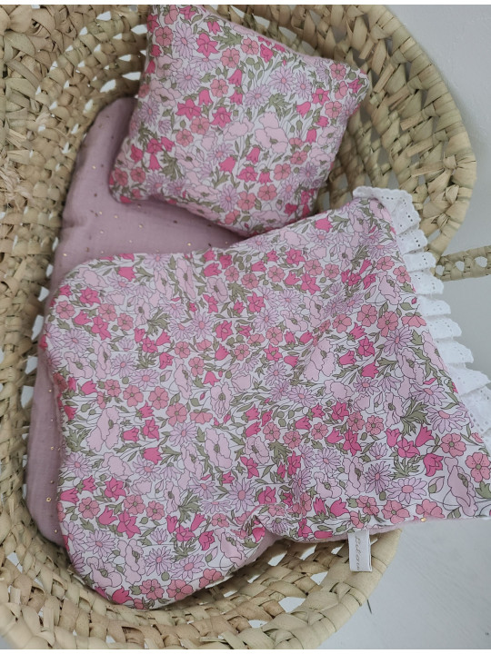 Couffin de poupée en feuilles de palmier et linge en liberty Poppy and Daisy