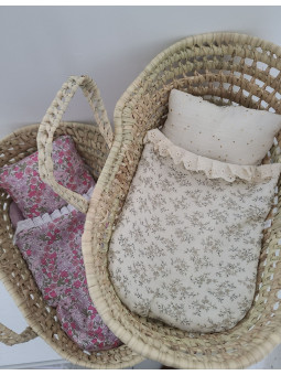 Couffin de poupée en feuilles de palmier et linge en liberty Poppy and Daisy