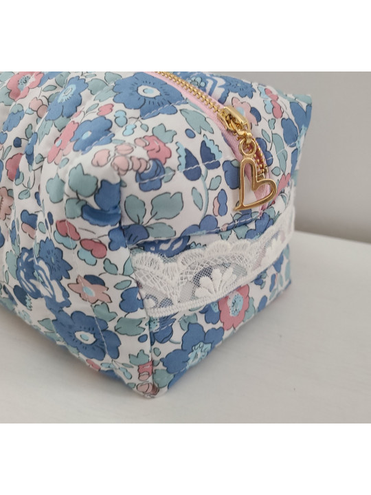 Trousse de toilette/maquillage en liberty Betsy asagao matelassé "Voyage voyage"