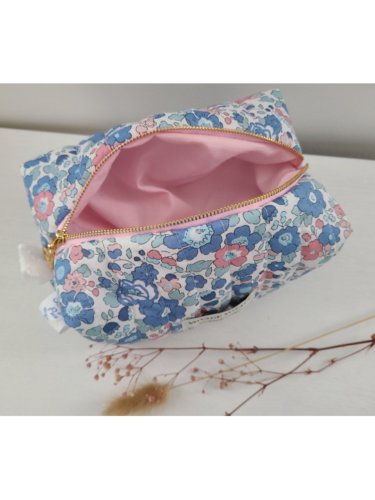 Trousse de toilette/maquillage en liberty Betsy asagao matelassé "Voyage voyage"
