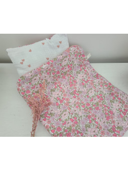 Parure pour lit de poupée en liberty Poppy and Daisy rose pailleté