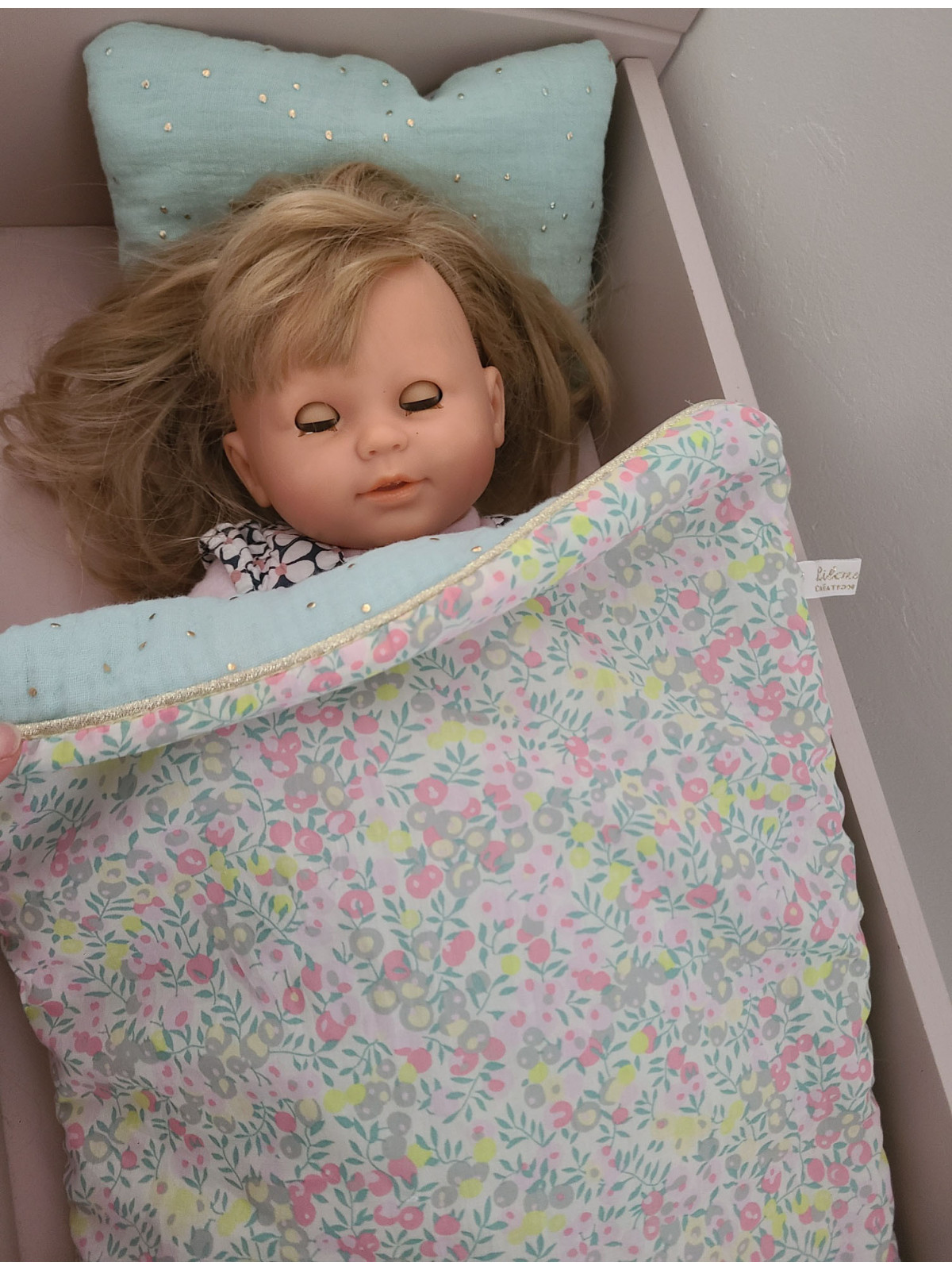 Parure pour lit de poupée en liberty Wiltshire fluo et double gaze