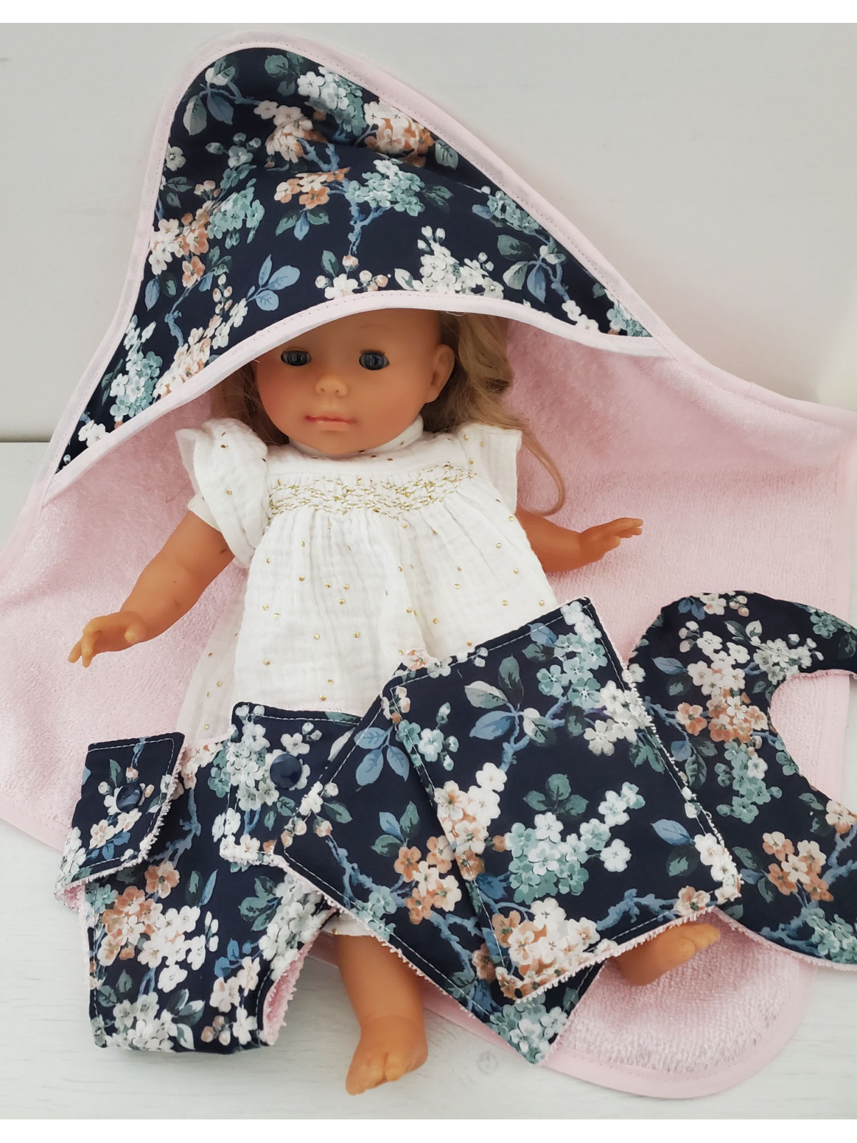 Parure poupée : cape de bain, bavoir, lingettes et couche pour poupon liberty Josephine