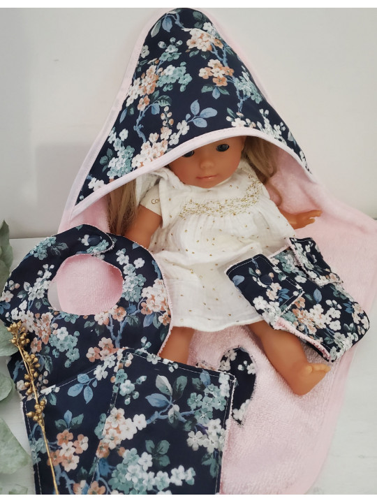 Parure poupée : cape de bain, bavoir, lingettes et couche pour poupon liberty Josephine