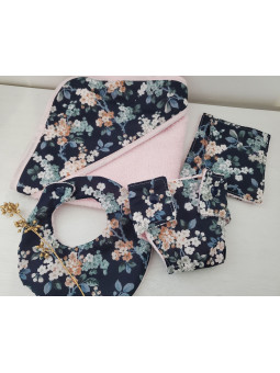 Parure poupée : cape de bain, bavoir, lingettes et couche pour poupon liberty Josephine