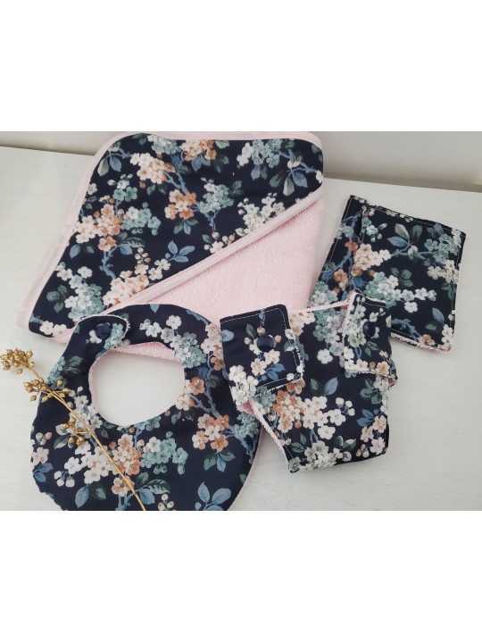 Parure poupée : cape de bain, bavoir, lingettes et couche pour poupon liberty Josephine