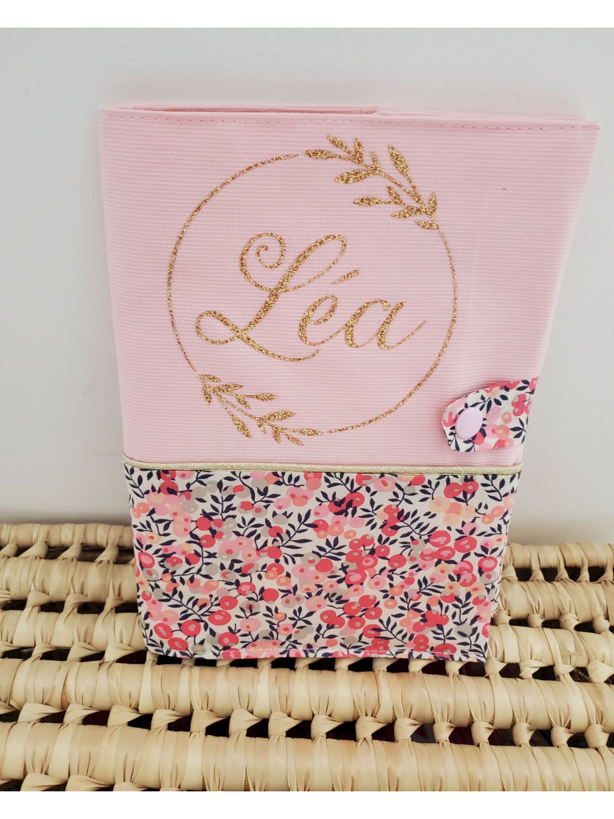 Protège carnet de santé liberty Wiltshire pois de senteur et couronne florale personnalisable avec prénom