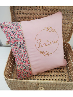 Coussin prénom dans couronne florale 40x40 cm liberty Wiltshire (ou coussin de sieste)