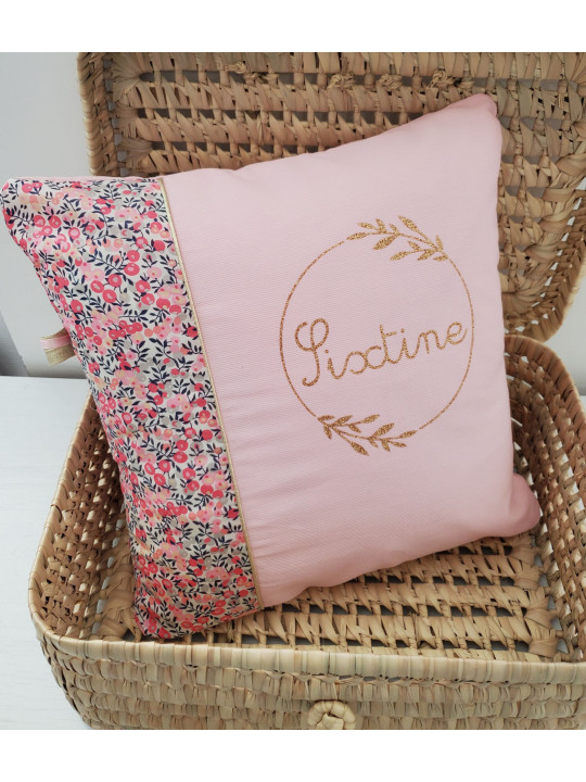 Coussin prénom dans couronne florale 40x40 cm liberty Wiltshire (ou coussin de sieste)