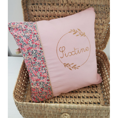 Coussin prénom dans couronne florale 40x40 cm liberty Wiltshire (ou coussin de sieste)