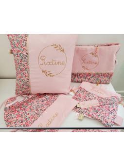 Coussin prénom dans couronne florale 40x40 cm liberty Wiltshire (ou coussin de sieste)