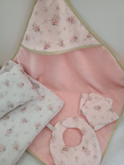 Parure poupée : cape de bain, bavoir, lingettes et couche pour poupon