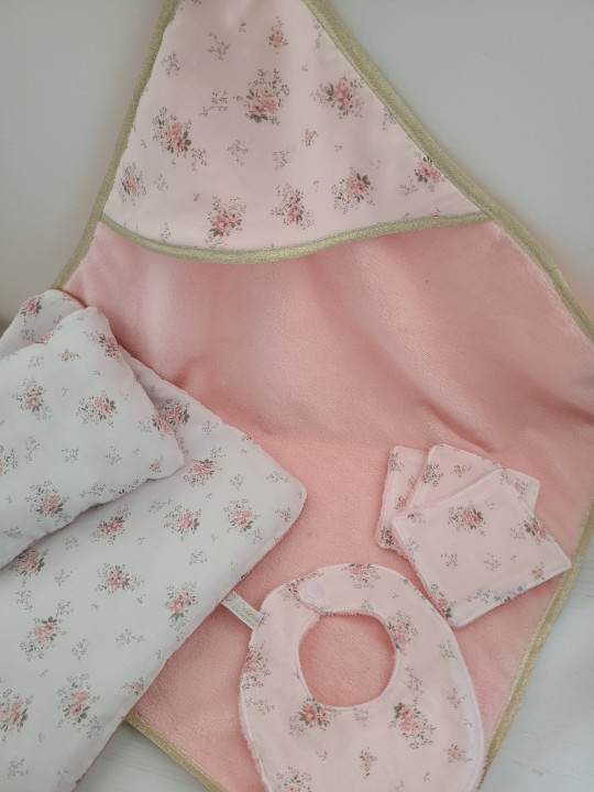 Parure poupée : cape de bain, bavoir, lingettes et couche pour poupon